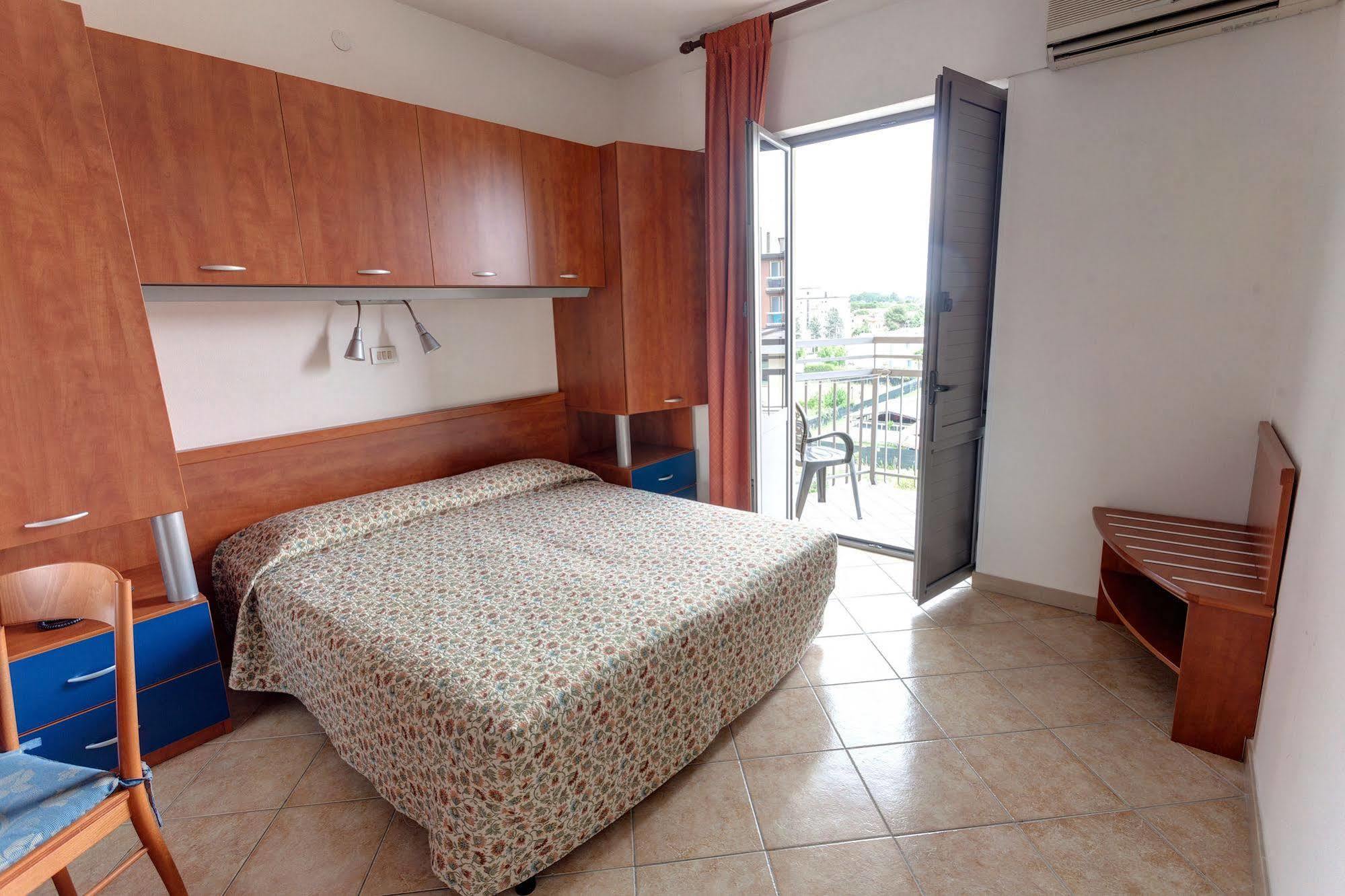 לידו די ג'סולו Hotel Frank מראה חיצוני תמונה