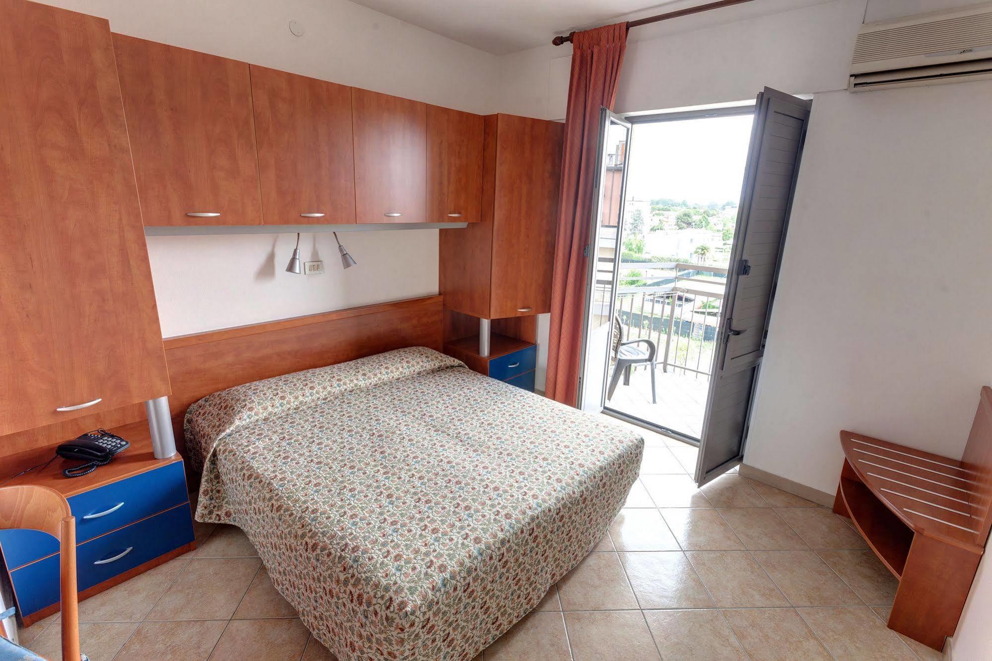 לידו די ג'סולו Hotel Frank מראה חיצוני תמונה