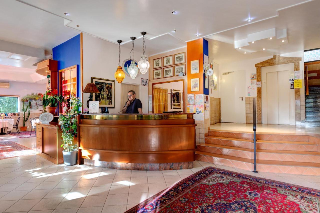 לידו די ג'סולו Hotel Frank מראה חיצוני תמונה