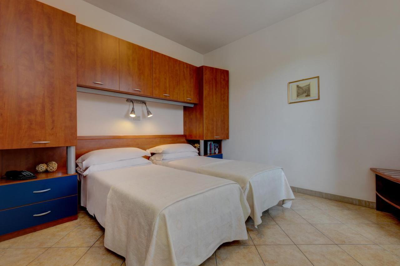 לידו די ג'סולו Hotel Frank מראה חיצוני תמונה
